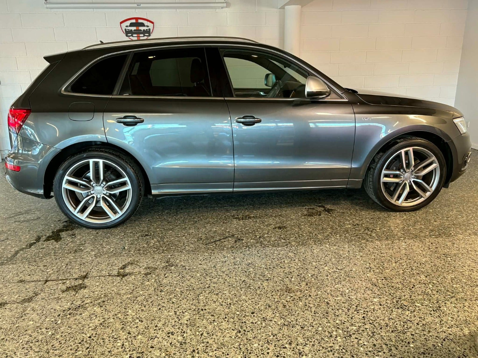 Grå Audi SQ5 fra 2016