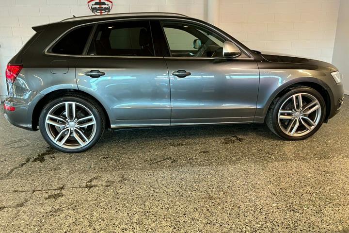 Grå Audi SQ5 fra 2016
