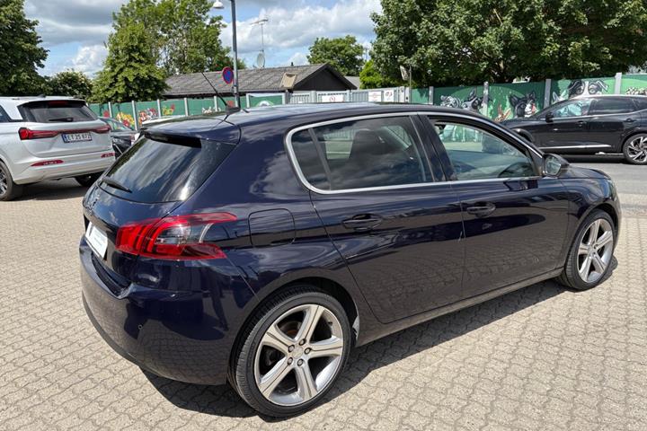 Blå Peugeot 308 fra 2018