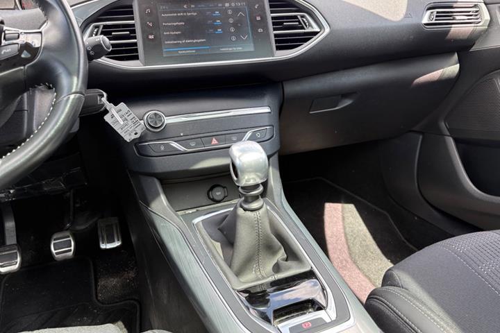 Blå Peugeot 308 fra 2018