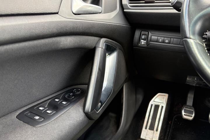 Blå Peugeot 308 fra 2018