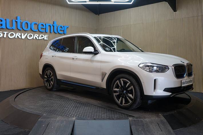 Hvid BMW iX3 fra 2021 set udefra