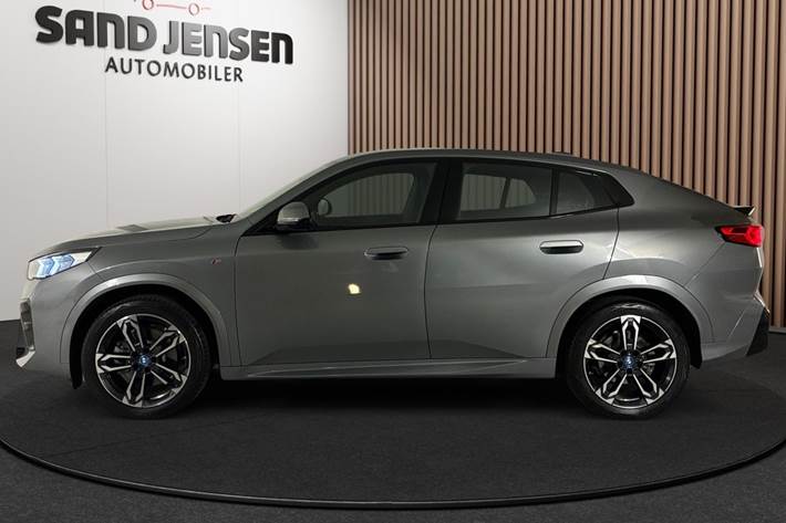 Grå BMW iX2 fra 2024