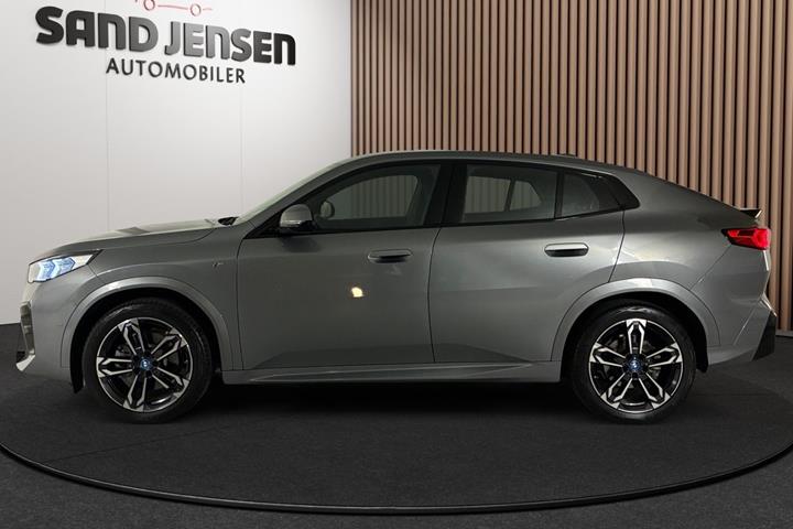 Grå BMW iX2 fra 2024