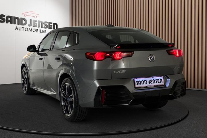 Grå BMW iX2 fra 2024