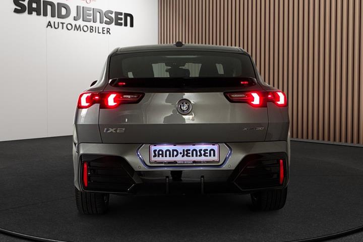 Grå BMW iX2 fra 2024