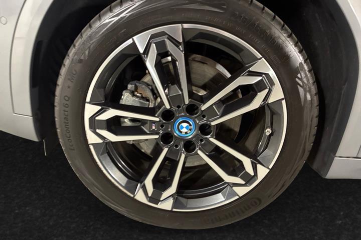 Grå BMW iX2 fra 2024