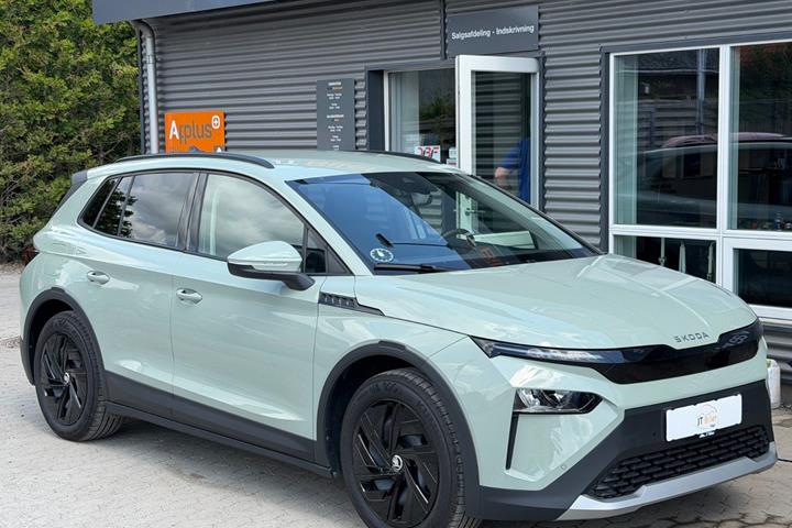 Grøn Skoda Elroq fra 2025 set udefra