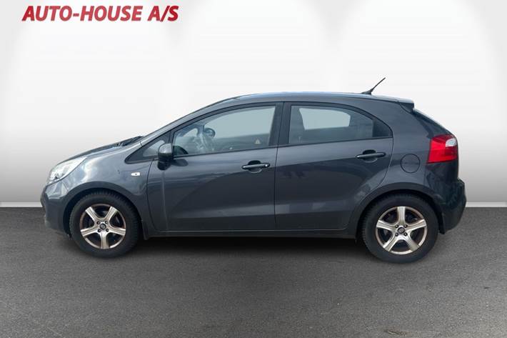 Grå Kia Rio fra 2013