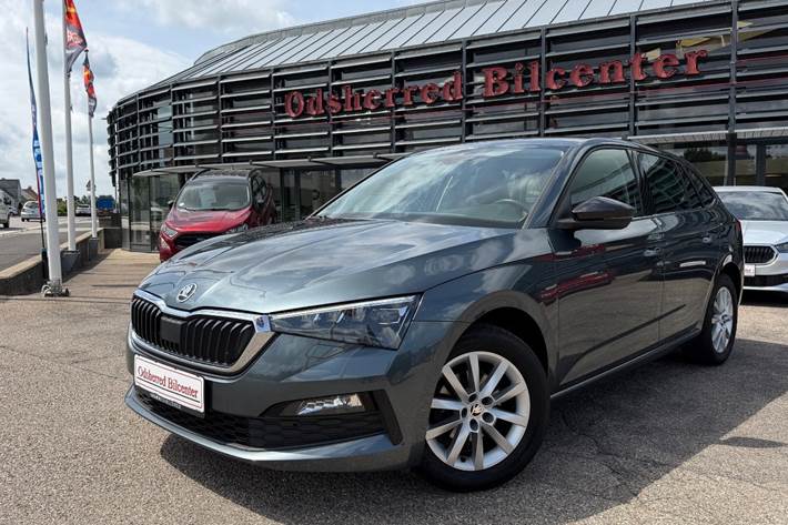 Grå Skoda Scala fra 2021 set udefra