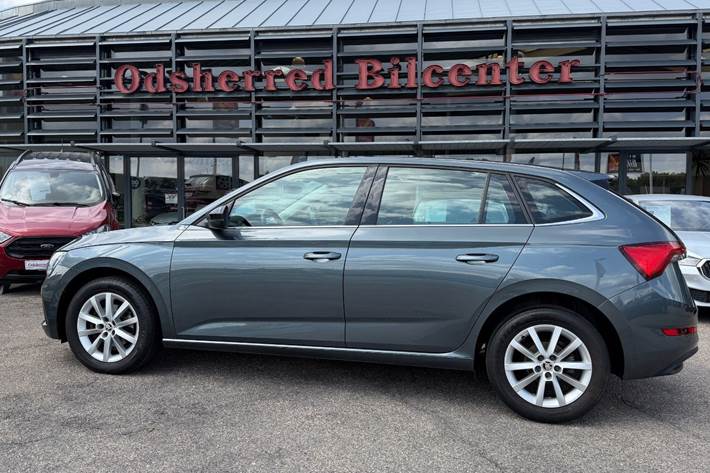 Grå Skoda Scala fra 2021