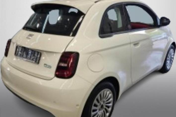 Hvid Fiat 500e fra 2025