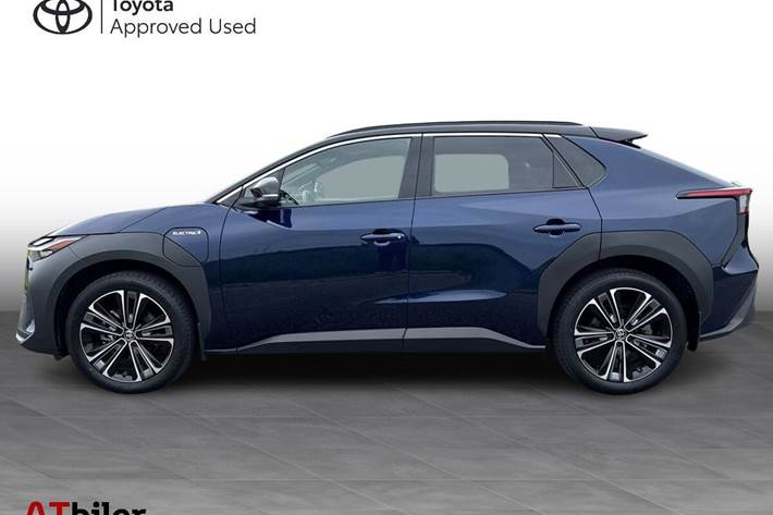 Blå Toyota BZ4X fra 2023