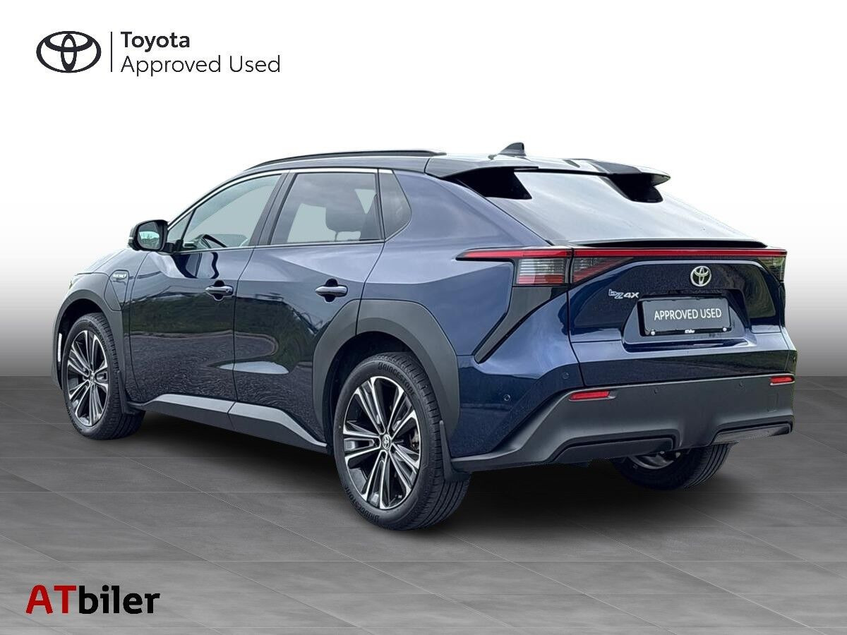 Blå Toyota BZ4X fra 2023