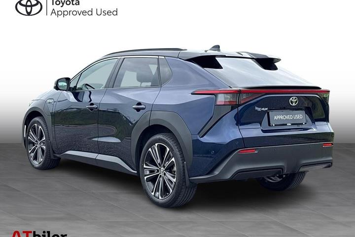 Blå Toyota BZ4X fra 2023