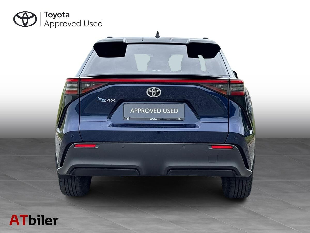 Blå Toyota BZ4X fra 2023