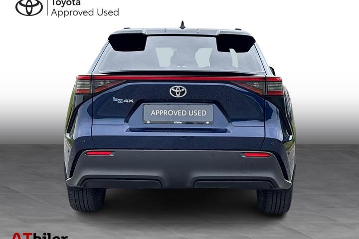 Blå Toyota BZ4X fra 2023