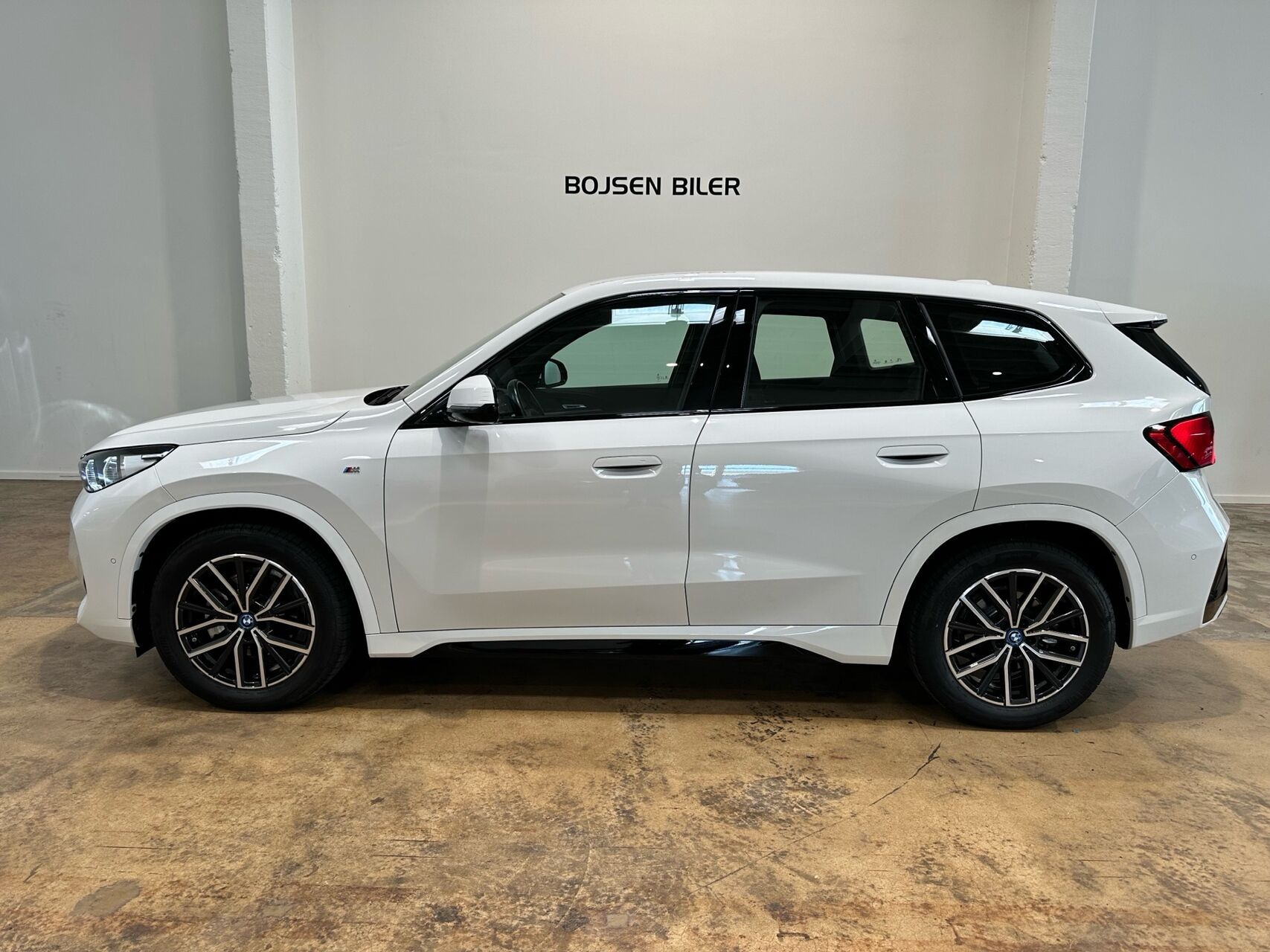 Hvid BMW iX1 fra 2024
