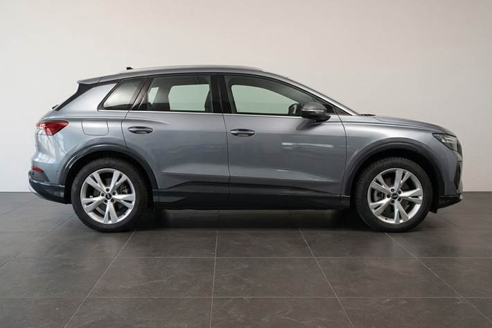 Blå Audi Q4 fra 2024
