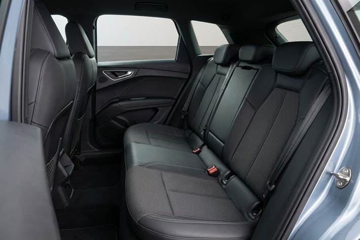 Blå Audi Q4 fra 2024