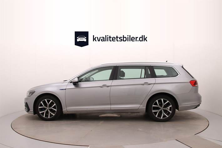 Sølv VW Passat fra 2020