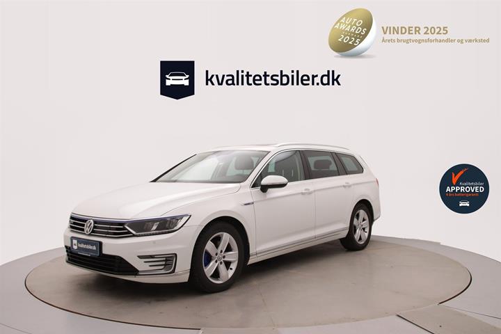 Hvid VW Passat fra 2016 set udefra