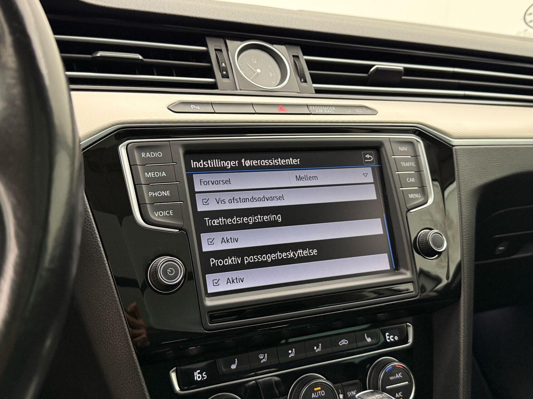Hvid VW Passat fra 2016