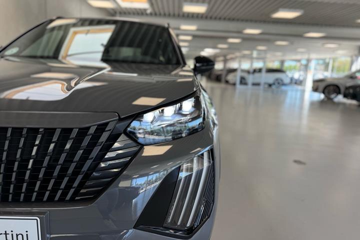 Grå Peugeot e-2008 fra 2026