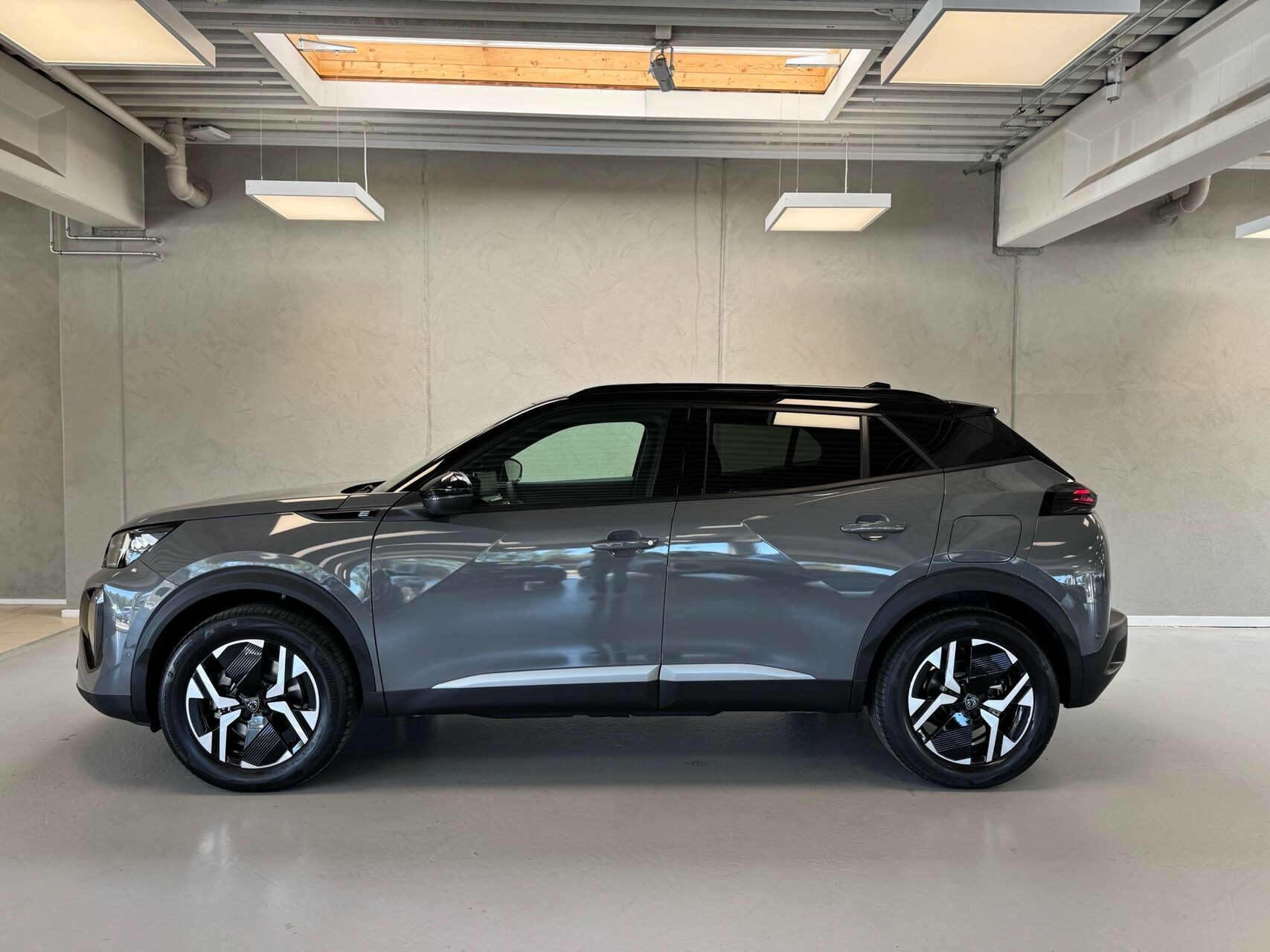 Grå Peugeot e-2008 fra 2026