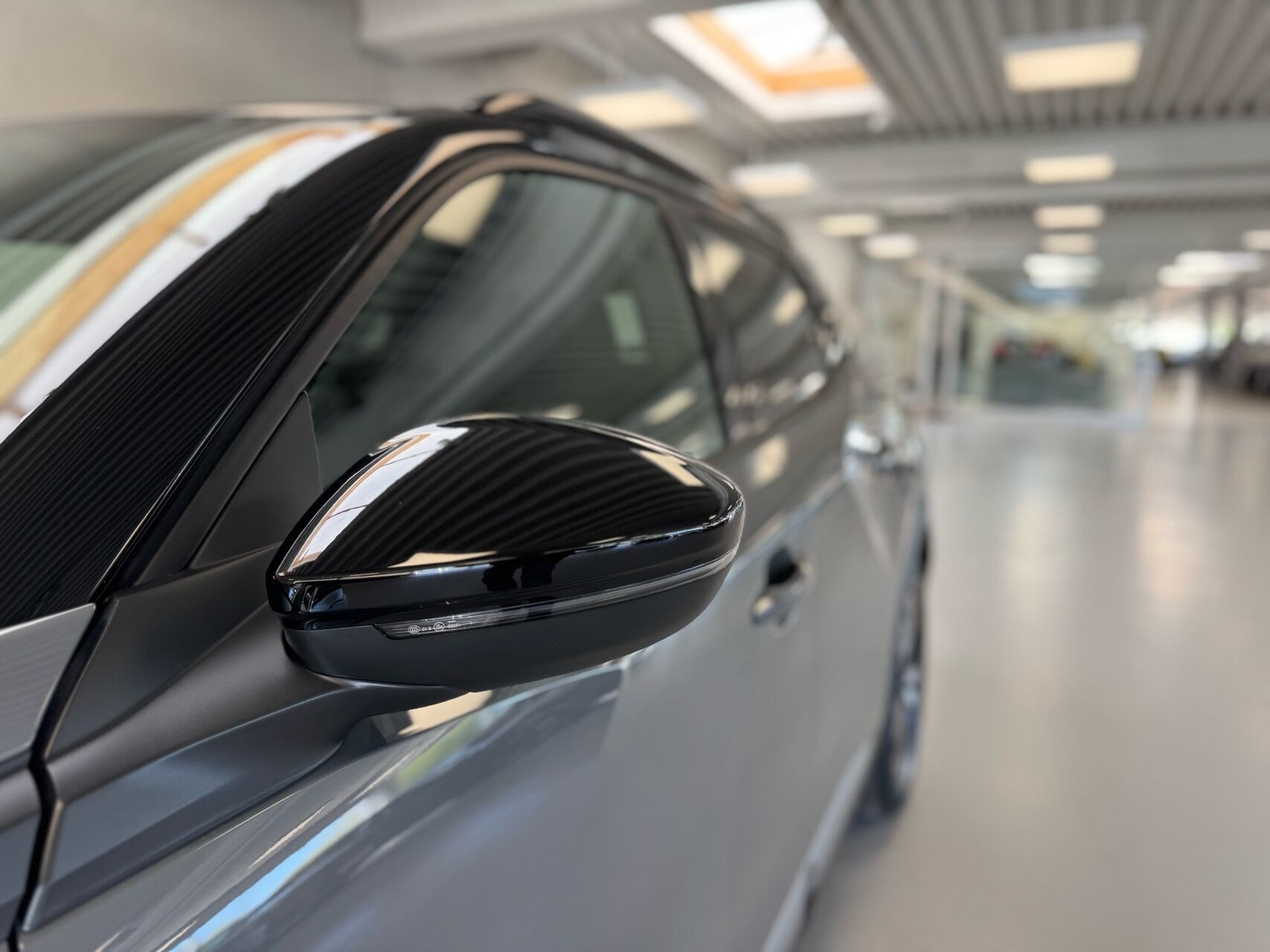 Grå Peugeot e-2008 fra 2026