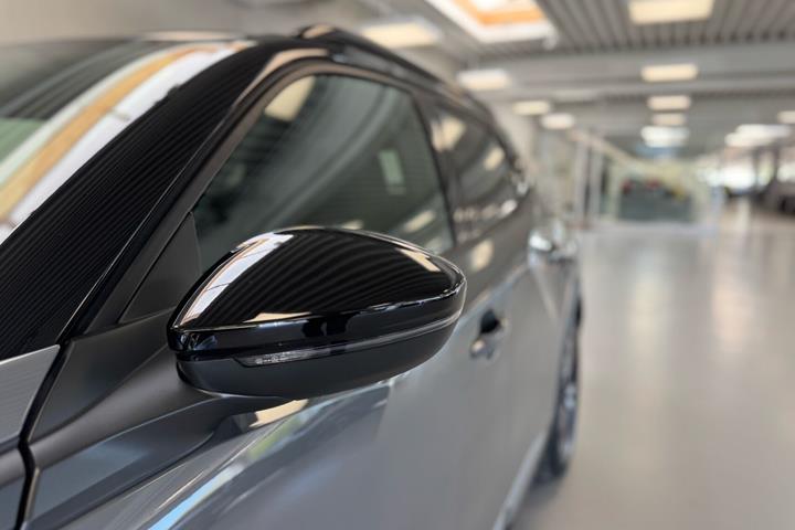 Grå Peugeot e-2008 fra 2026