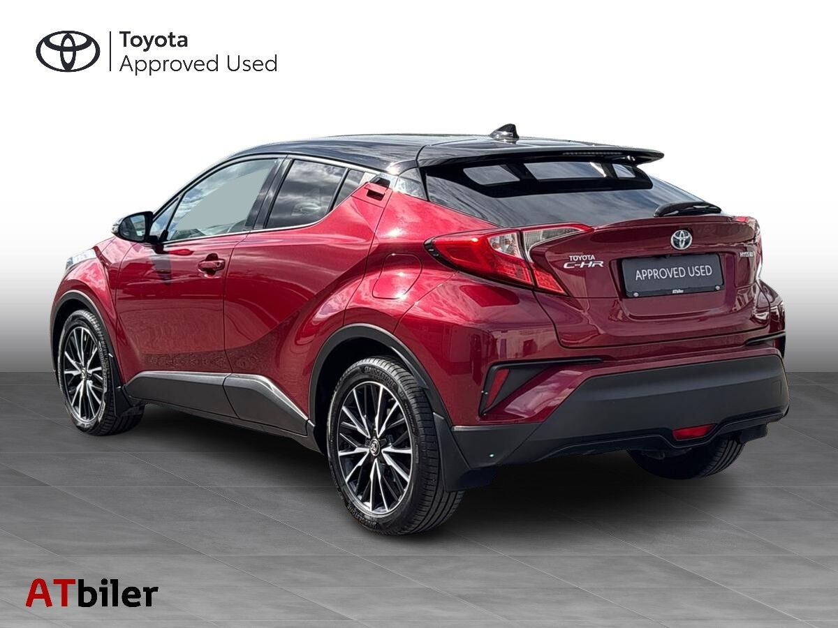 Rød Toyota C-HR fra 2018