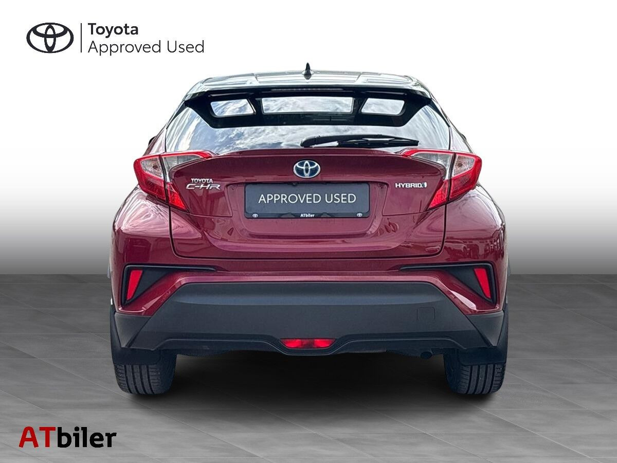Rød Toyota C-HR fra 2018