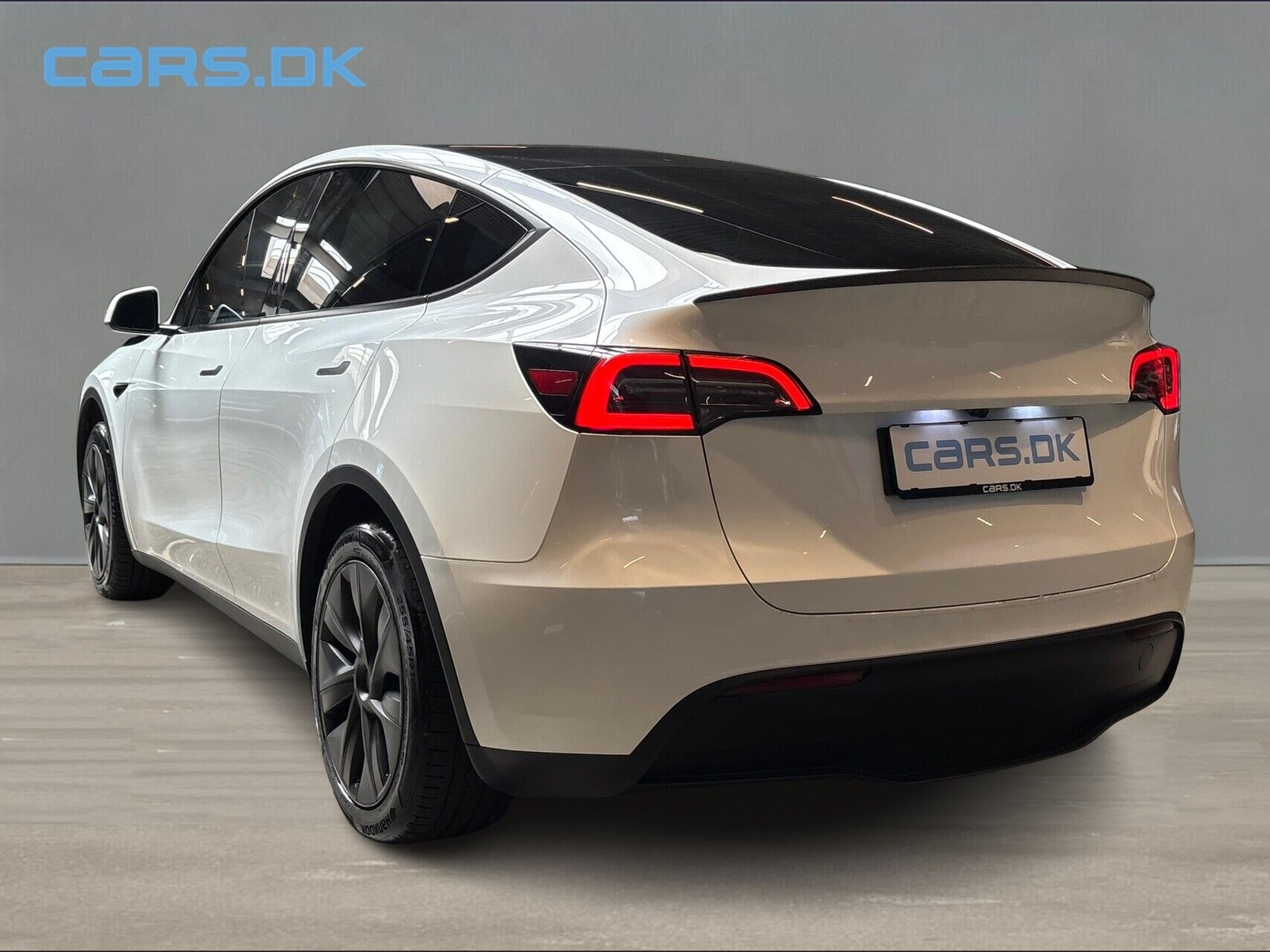 Hvid Tesla Model Y fra 2025