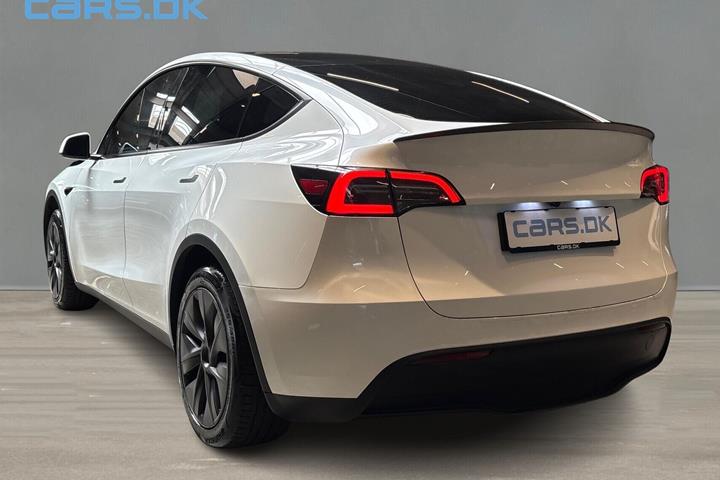 Hvid Tesla Model Y fra 2025