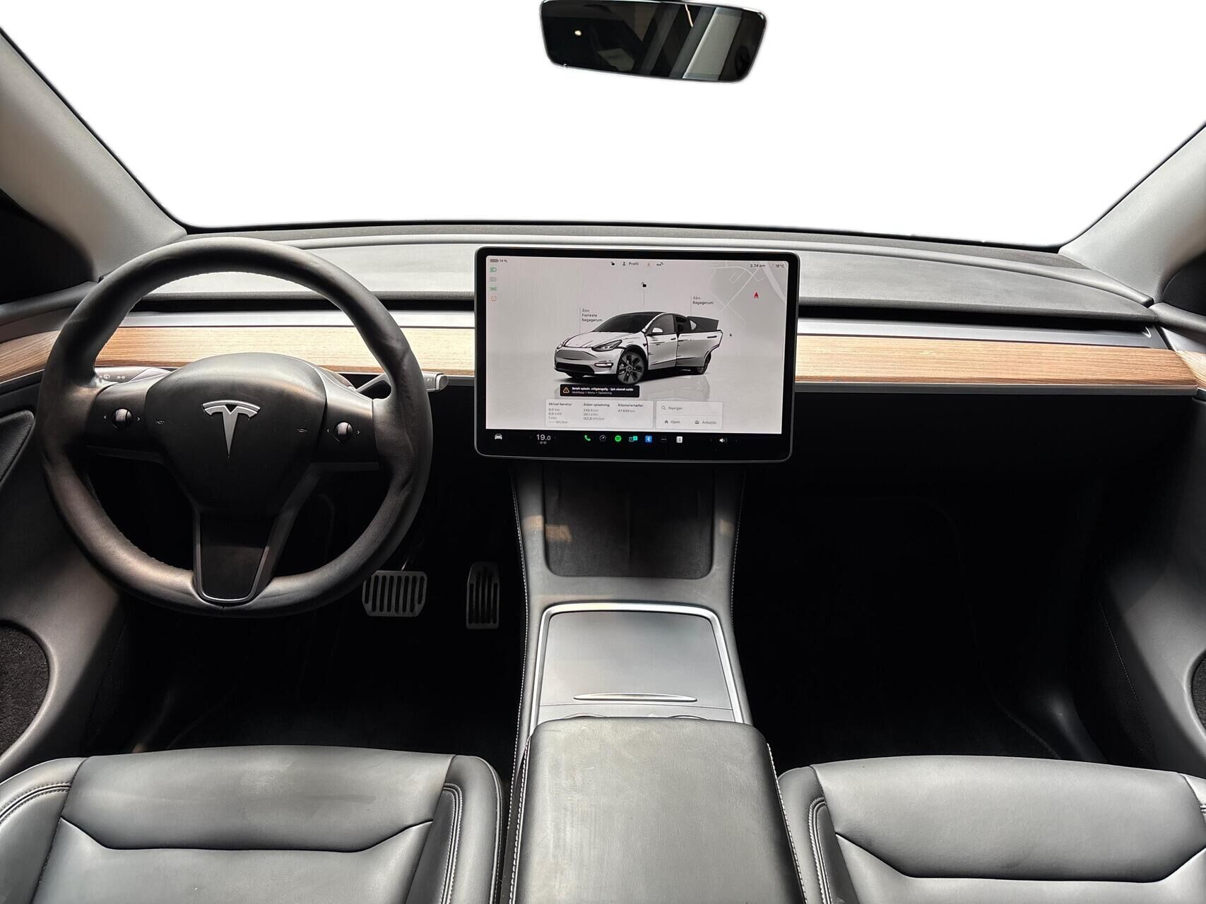 Hvid Tesla Model Y fra 2025