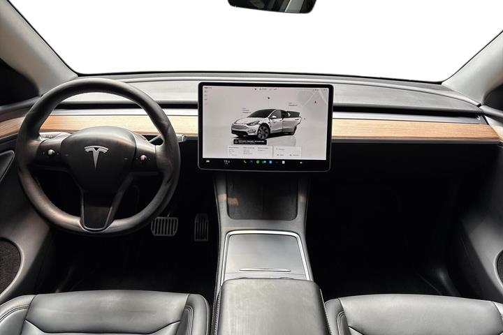 Hvid Tesla Model Y fra 2025