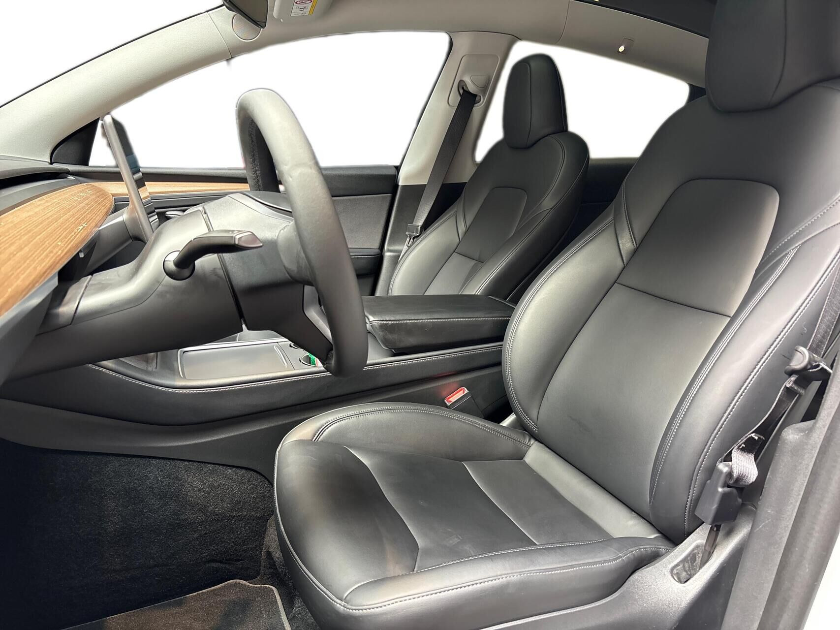 Hvid Tesla Model Y fra 2025
