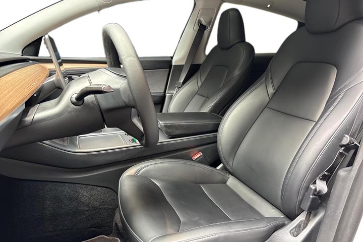 Hvid Tesla Model Y fra 2025