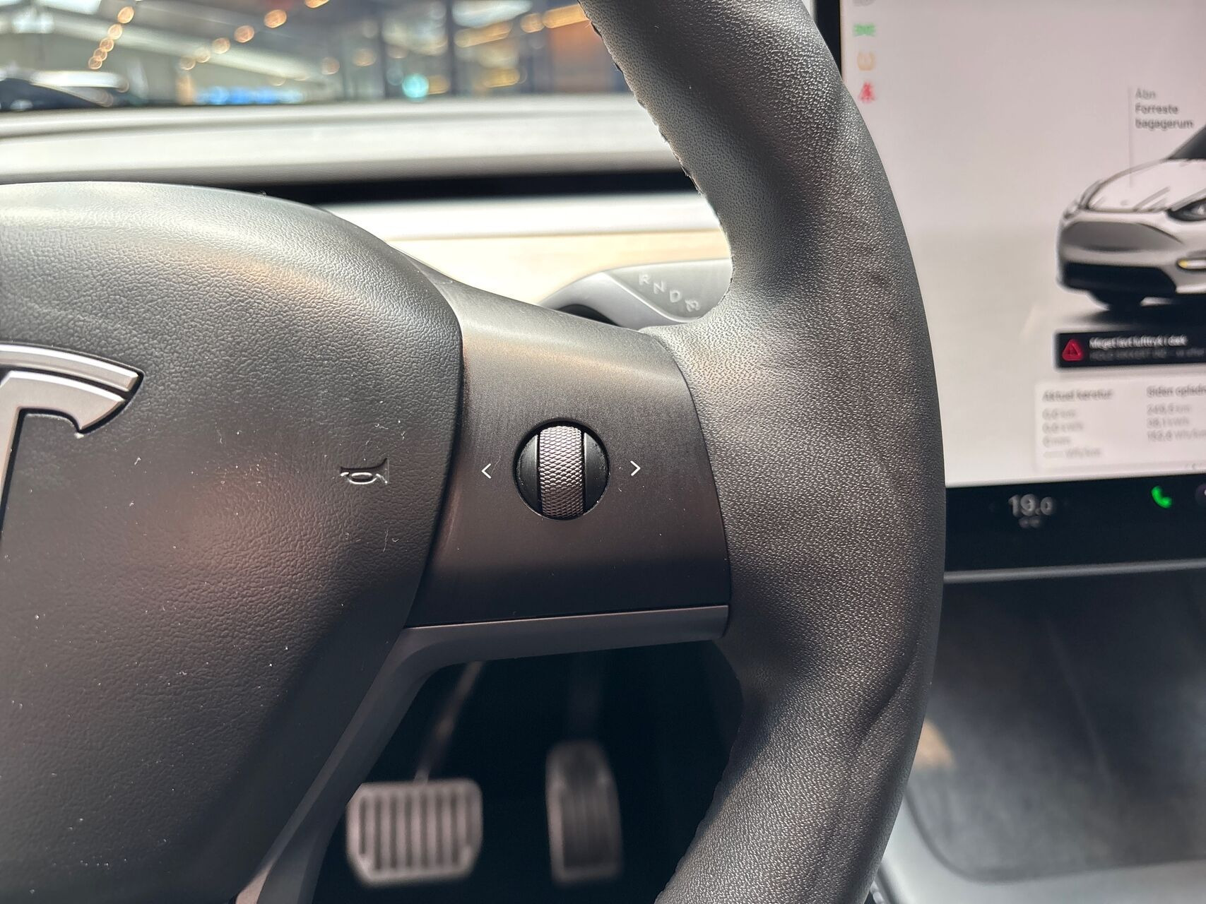 Hvid Tesla Model Y fra 2025