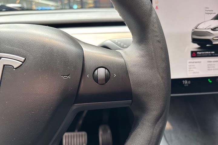 Hvid Tesla Model Y fra 2025