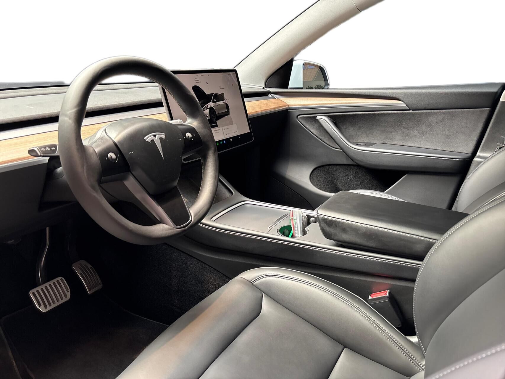Hvid Tesla Model Y fra 2025
