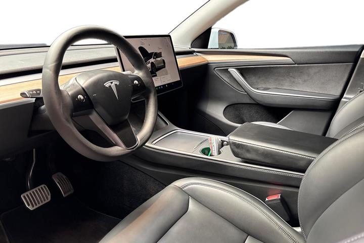 Hvid Tesla Model Y fra 2025