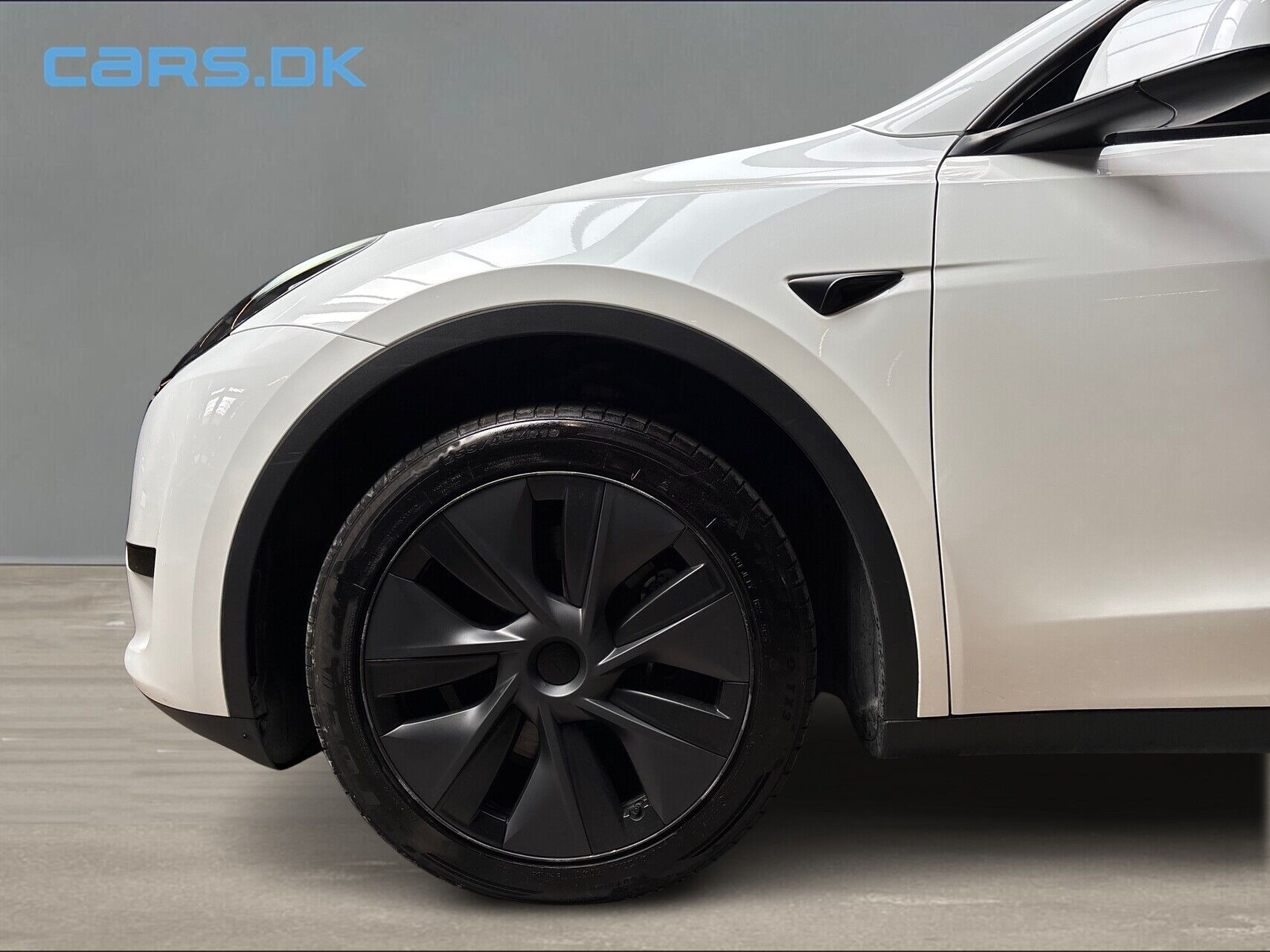 Hvid Tesla Model Y fra 2025