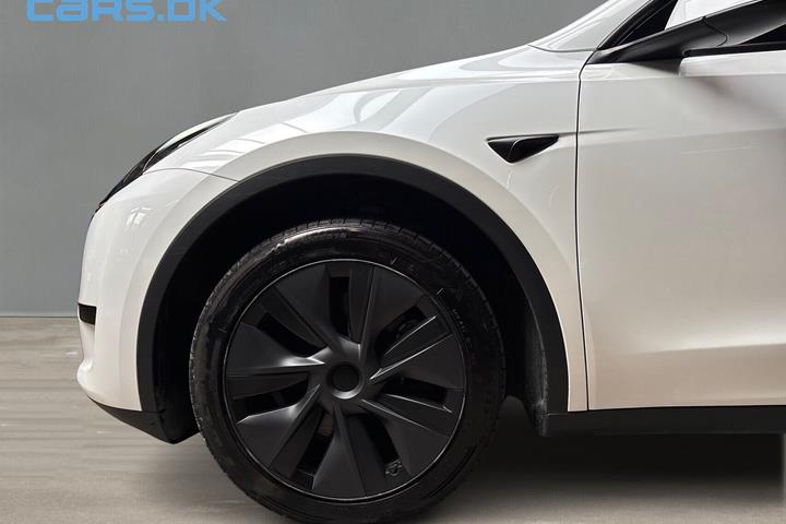 Hvid Tesla Model Y fra 2025