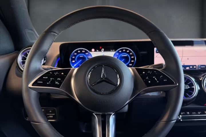 Sort Mercedes EQB250+ fra 2025