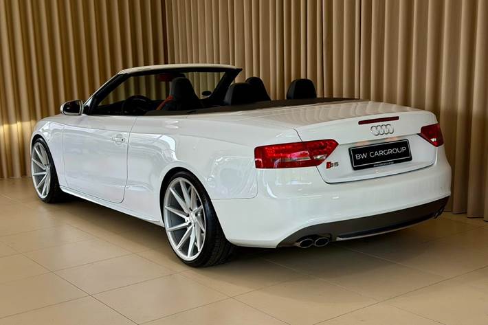 Hvid Audi S5 fra 2010