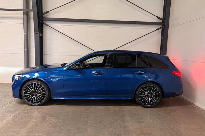 Blå Mercedes C300 e fra 2023