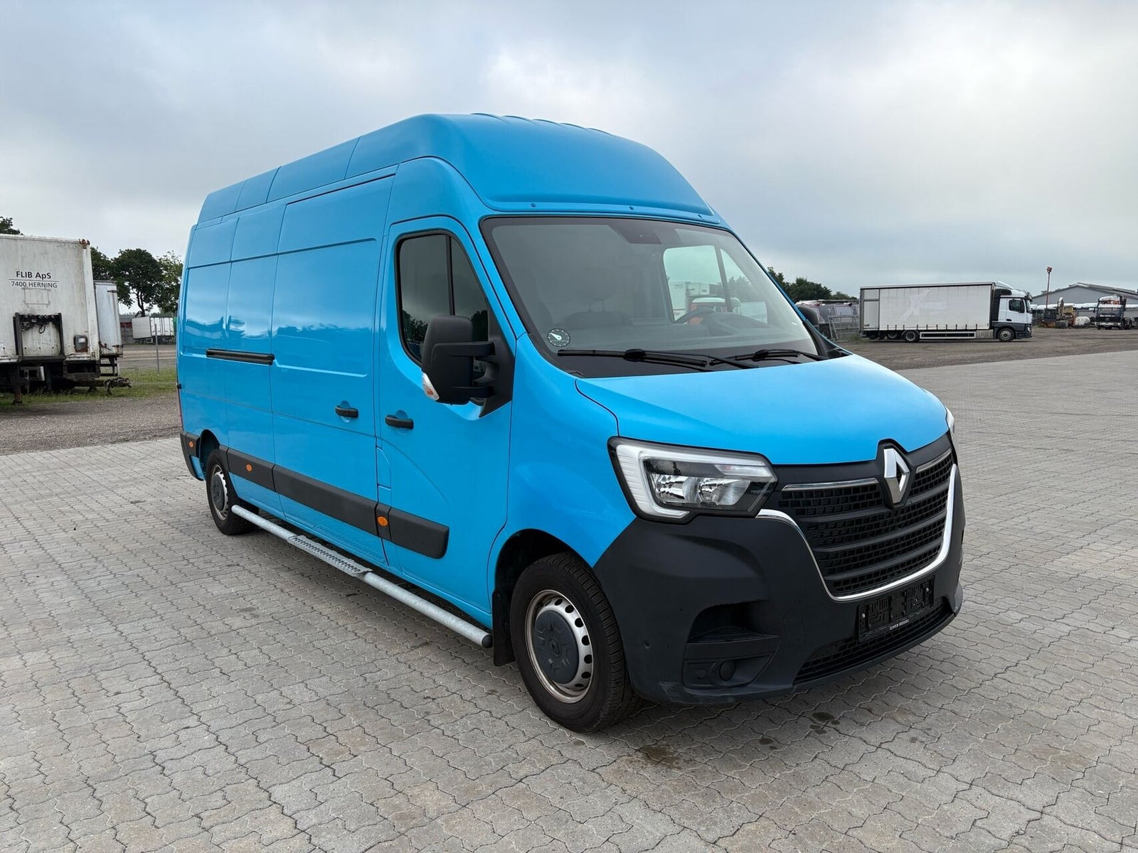 Blå Renault Master IV T35 fra 2023