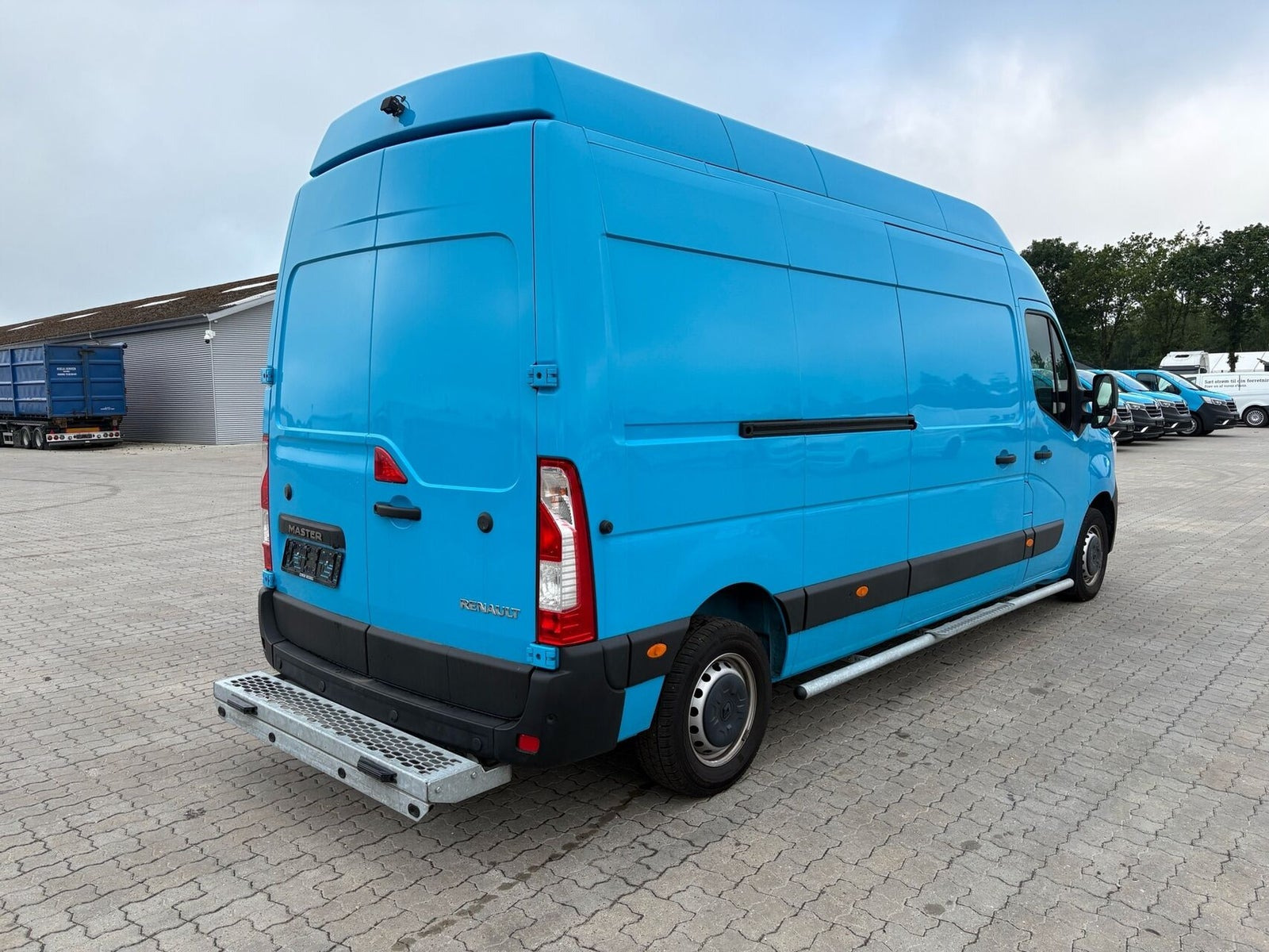 Blå Renault Master IV T35 fra 2023